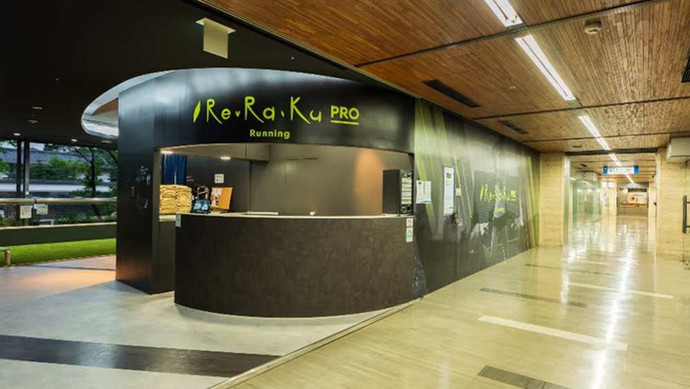 Re.Ra.Ku PRO ランニング 竹橋皇居前店の受付（パレスサイドビル1F）
